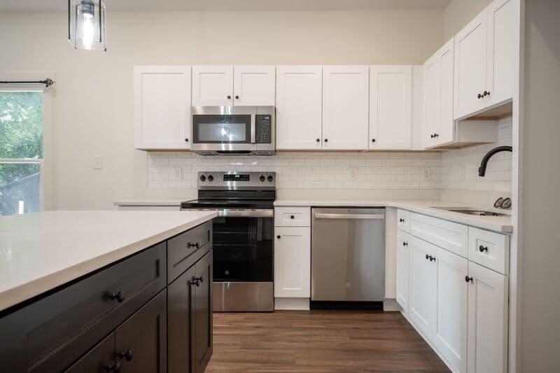 Athens House: 382 N Chase St