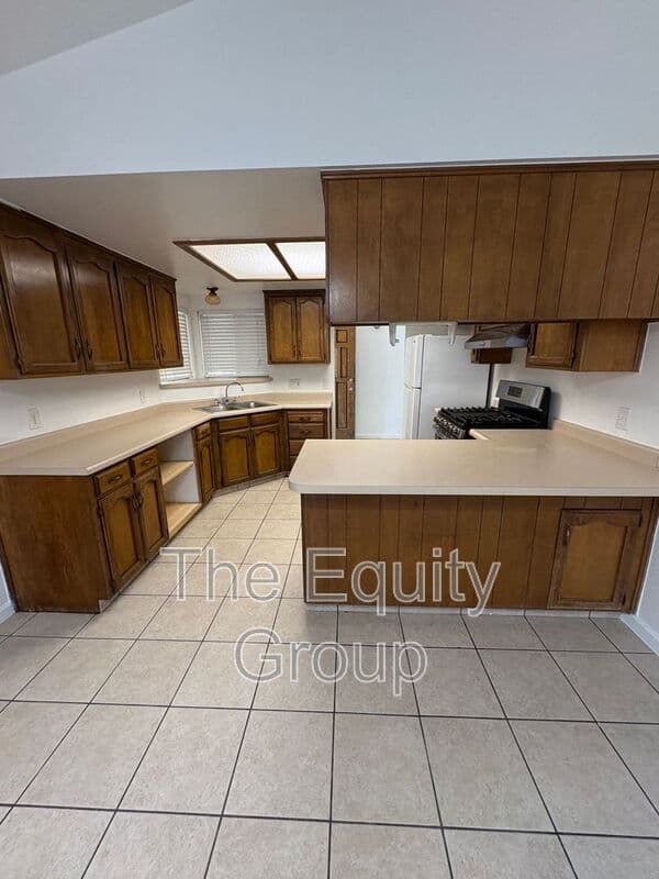 Visalia House: 2642 N Fairway St