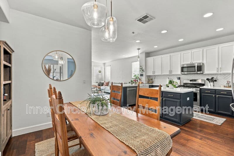 Brentwood House: 374 Olive Street