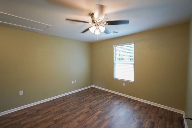 Midway House: 44 Sunrise Cir