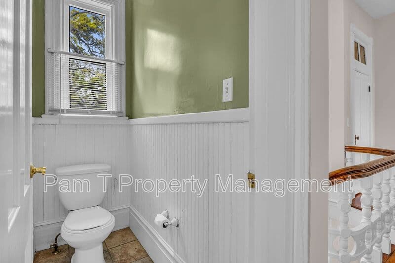Savannah House: 201 W 37th St