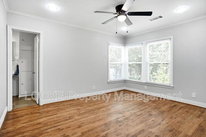 Fort Worth House: 3528 Rogers Ave