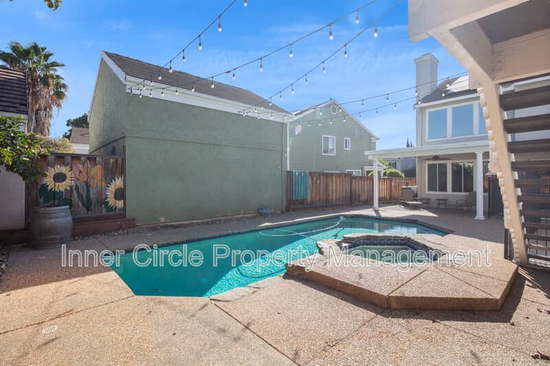Brentwood House: 342 Chaucer Drive