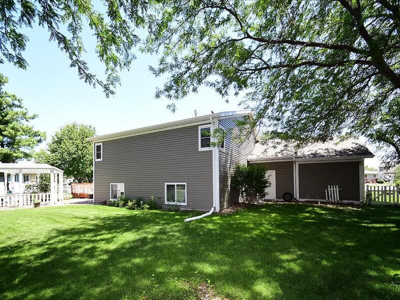 Grand Island House: 820 Redwood Road