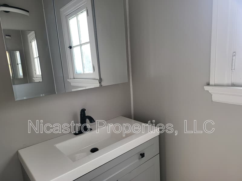 Columbus House: 226 E 16th Avenue