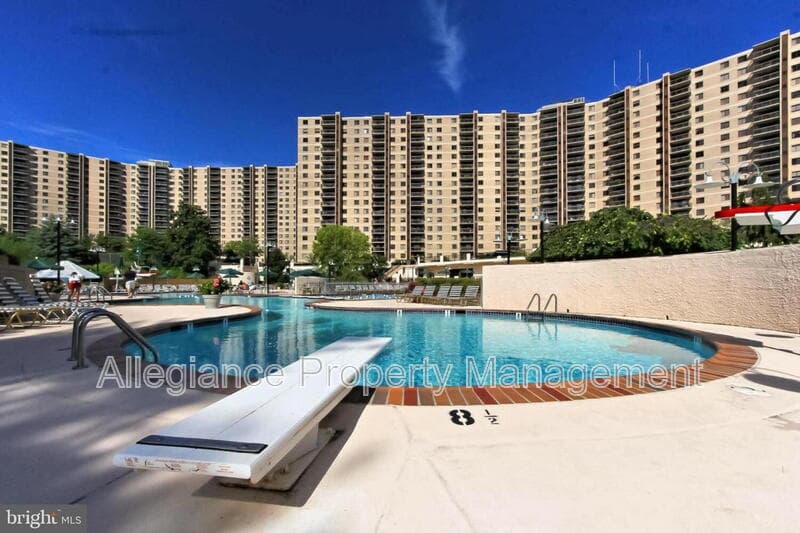 Alexandria House: 309 Yoakum Parkway