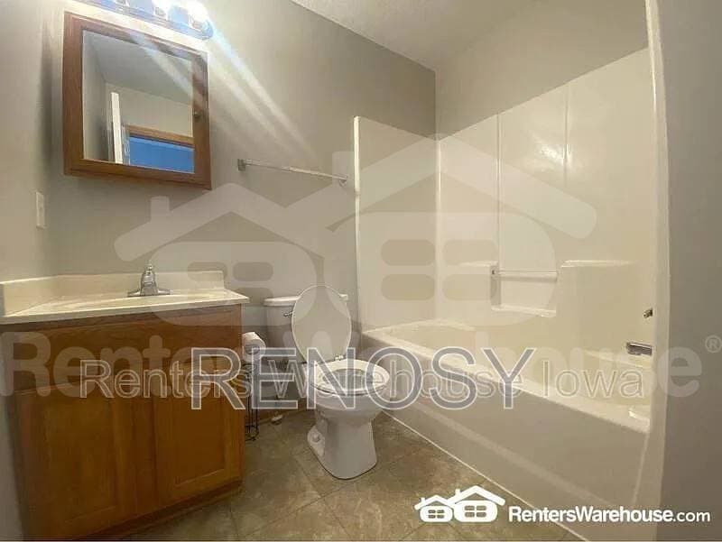 Ankeny House: 1143 ne 8th lane