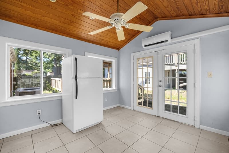Chesapeake House: 1204 Fontana Avenue