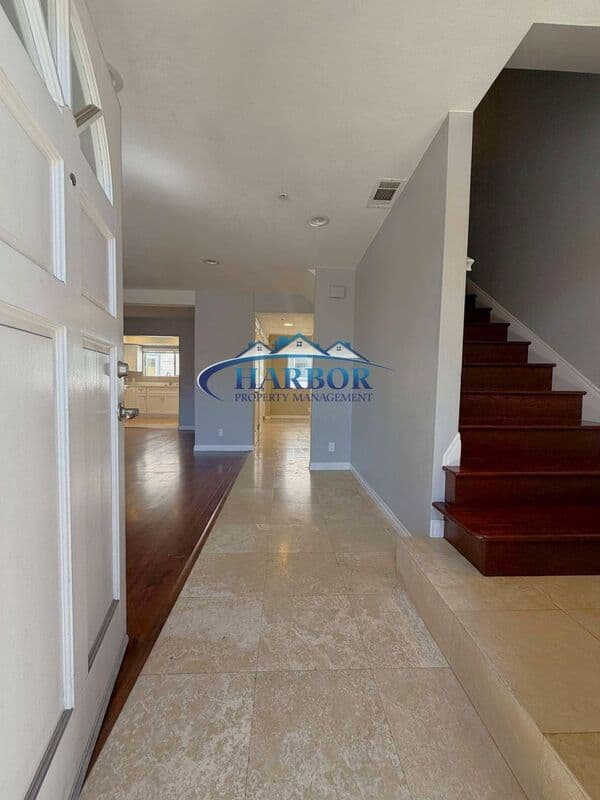 Long Beach Townhome: 533 Walnut Avenue