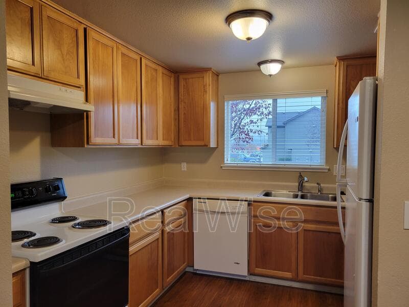 Grants Pass Condo: 1876 NE Fairview Ave