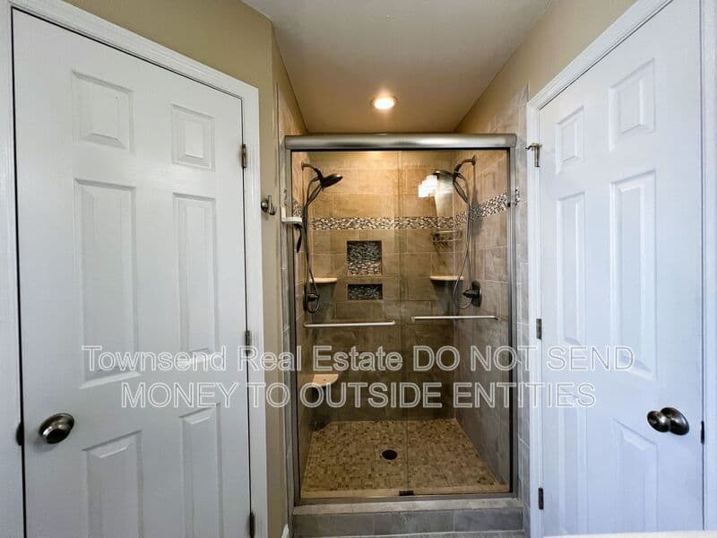 Fayetteville House: 3311 Auburn Dr
