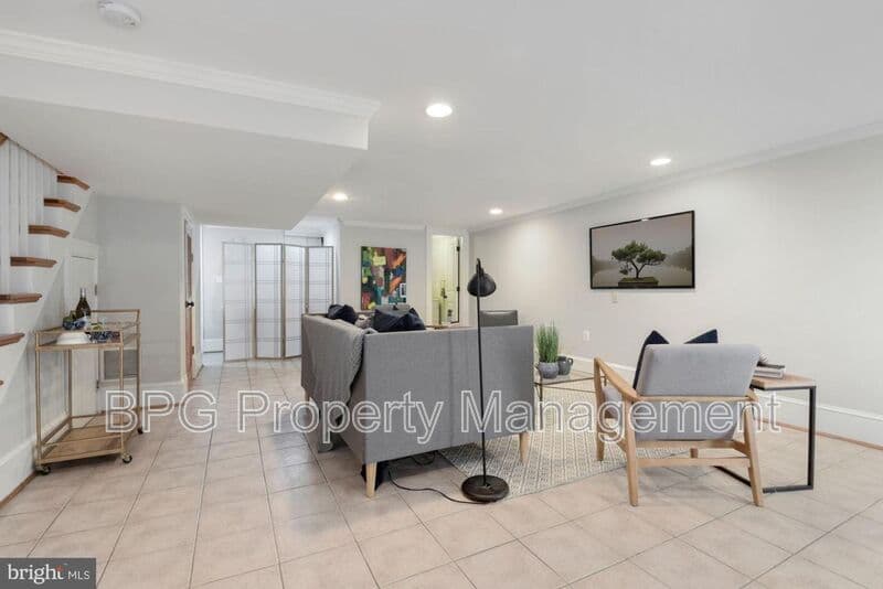 Washington House: 431 Manor PL NW