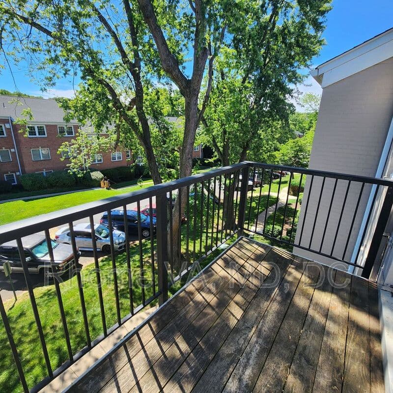 Fairfax Condo: 9473 Fairfax Blvd
