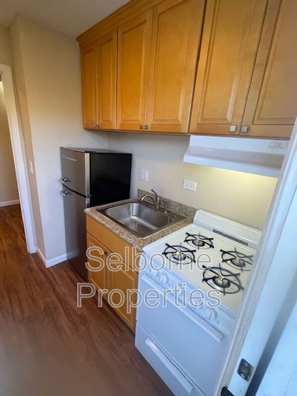Oakland House: 524 41st St