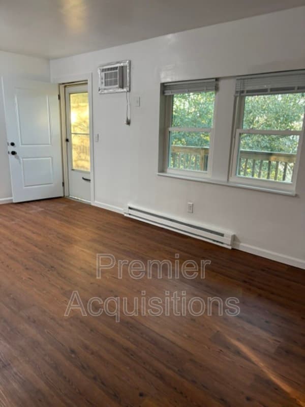 Belleville Condo: 307 N 45th St