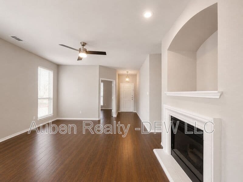 Fort Worth House: 10973 Hawks Landing Road