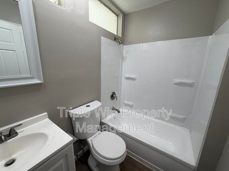 Saint Louis House: 10126 Edgefield Dr
