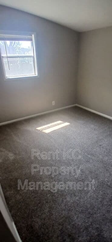 Independence House: 412 N Cochise Dr