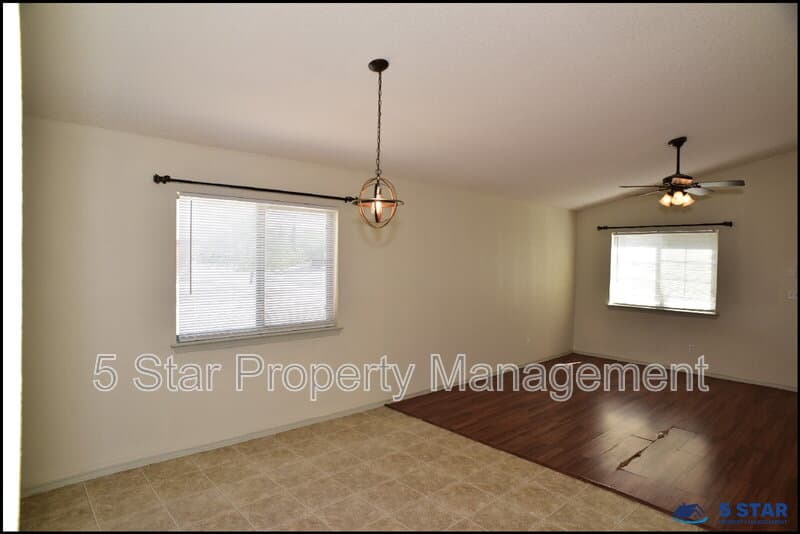 El Paso House: 14325 Island Point Drive