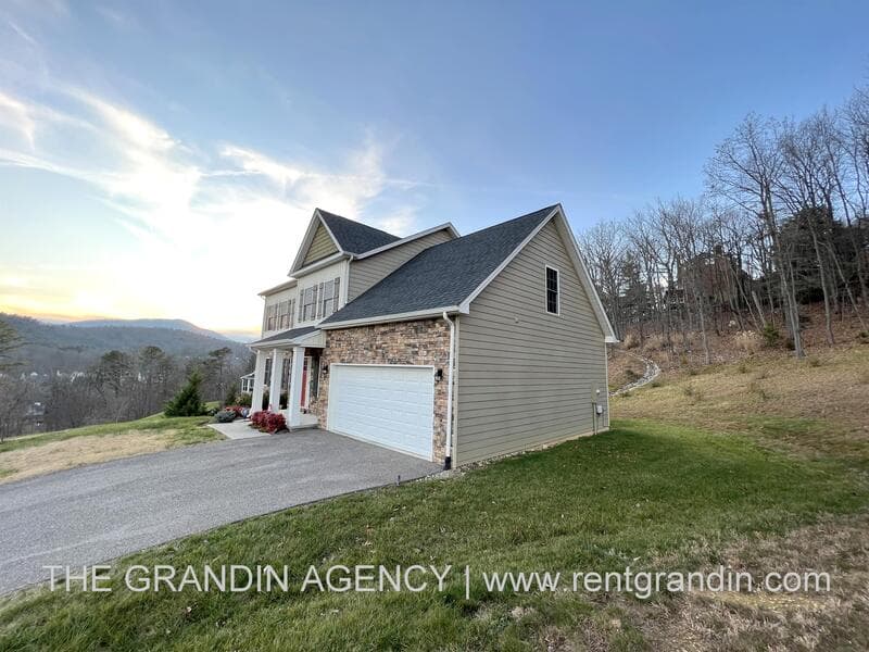 Roanoke House: 4235 Berkeley Place Drive