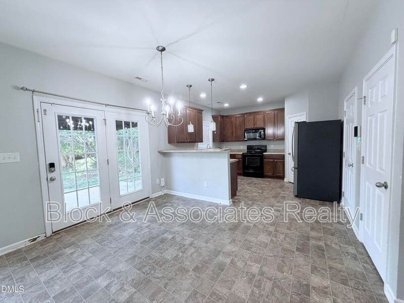 Holly Springs House: 536 Gooseberry Dr