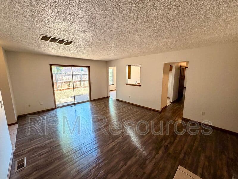 Oklahoma City Condo: 7000 Woodlake Dr