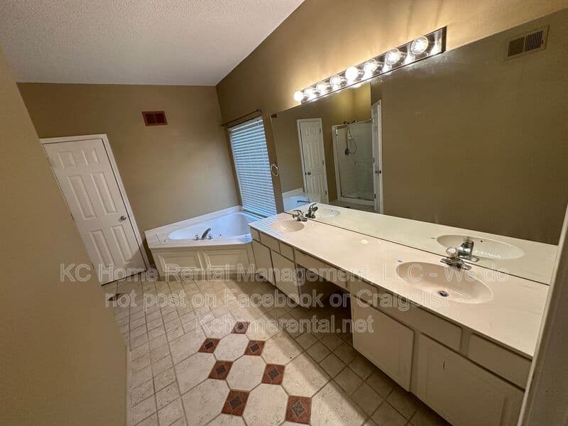 Kansas City House: 9305 North Charlotte Ct