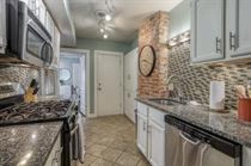 Kansas City Condo: 3400 Gillham Rd - 1N
