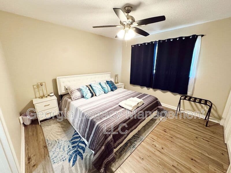 Commerce House: 62 Creekside Drive