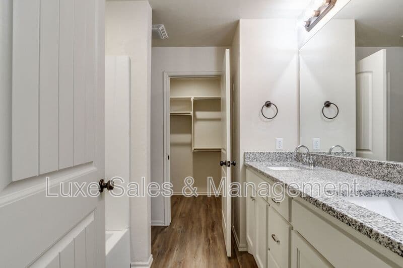 Edmond House: 437 Chalk Hill Ct