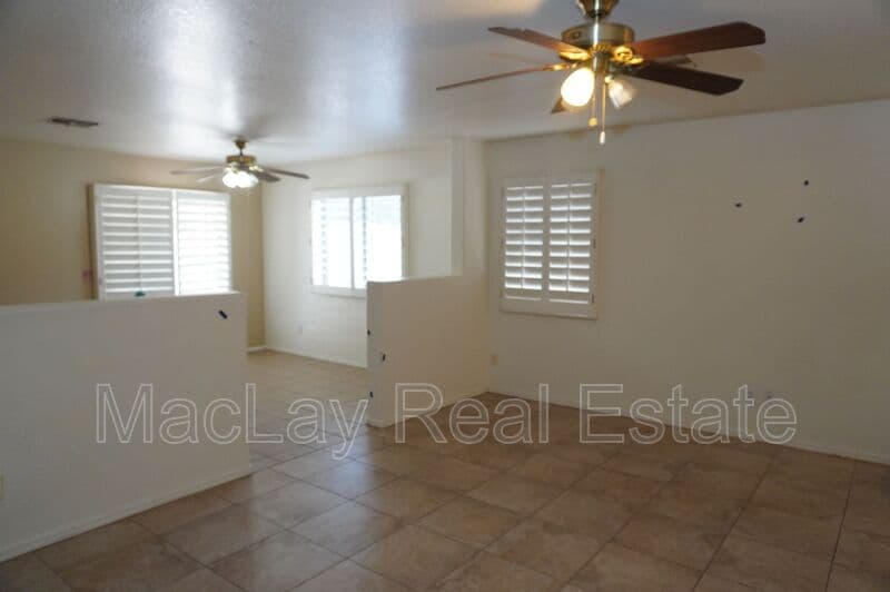 San Tan Valley House: 983 E Denim Trail
