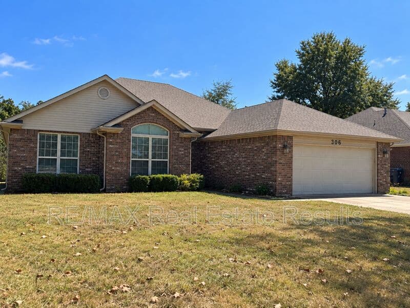 Bentonville House: 306 Old Forge Dr