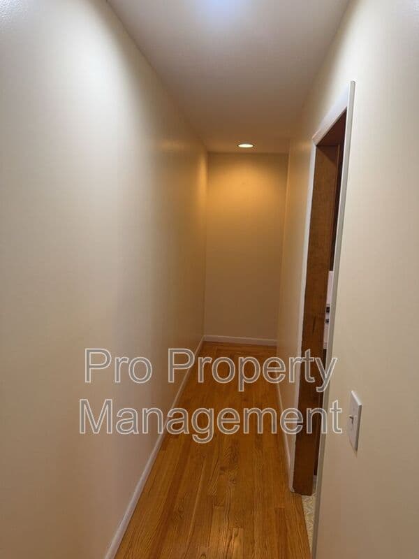 Danbury House: 166 Old Brookfield Road