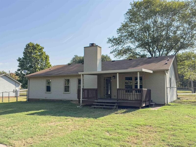 Clarksville House: 2202 Kim Drive