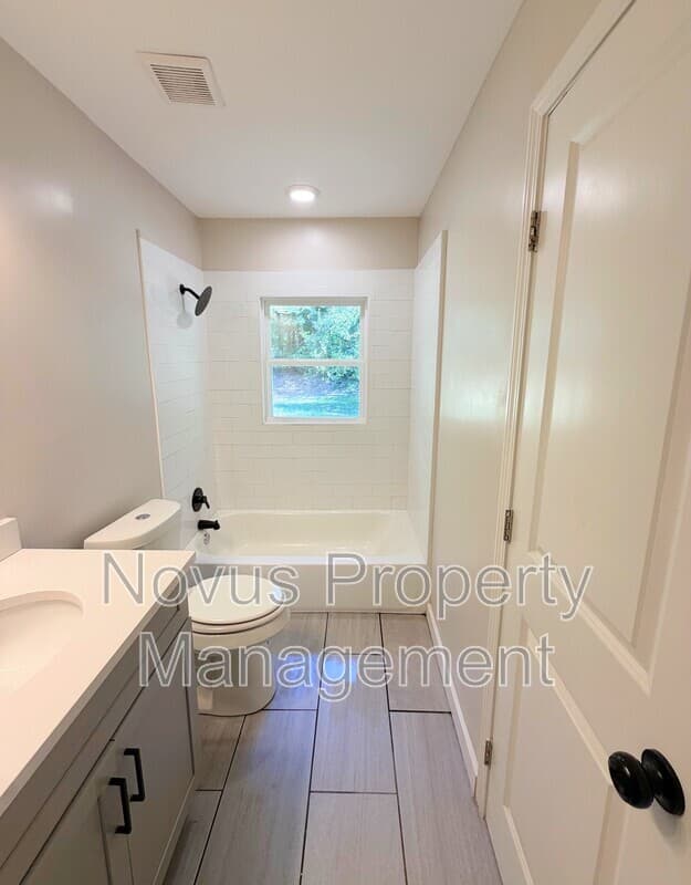 Carrollton House: 320 Adamson Avenue