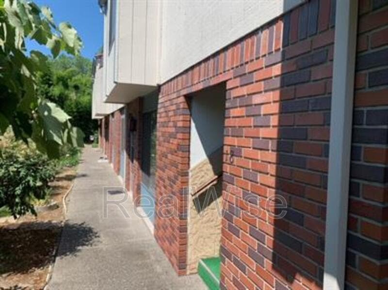 Grants Pass Condo: 832 NE D St