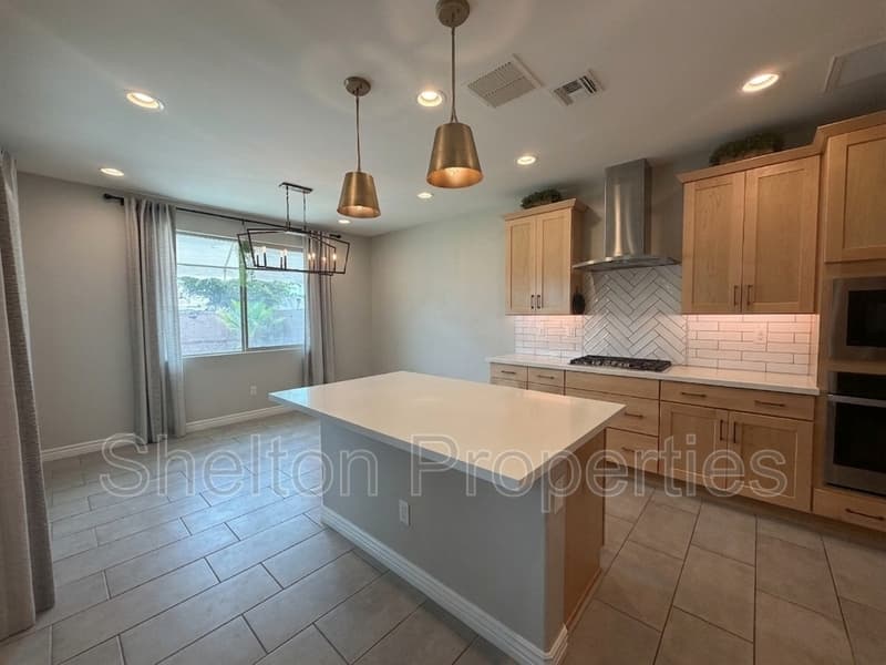 Glendale House: 5217 N 79th Dr