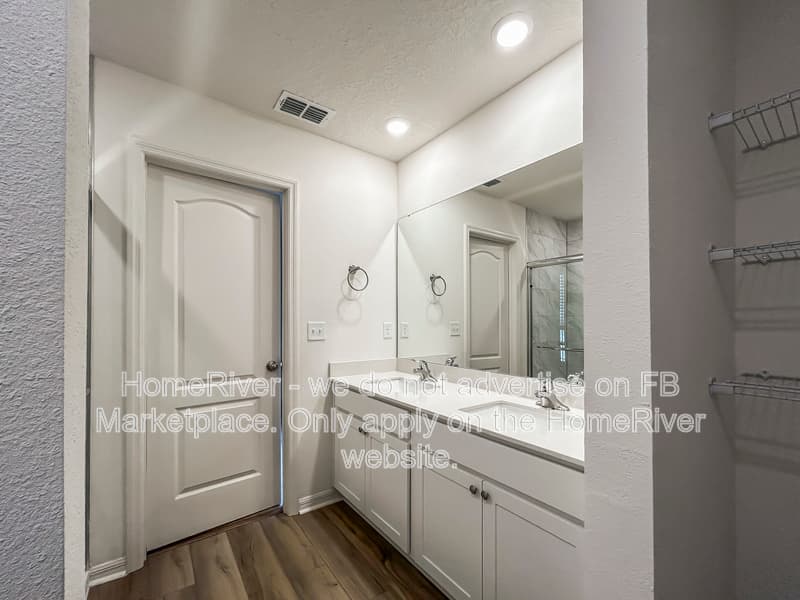 Jacksonville House: 6987 Canoe Birch Rd