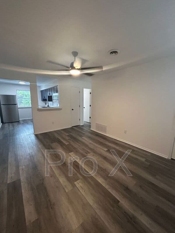 Fayetteville House: 1851 W Deane St