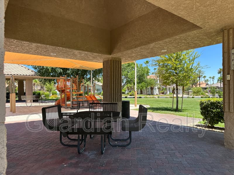 Henderson House: 1888 Woodhaven Dr