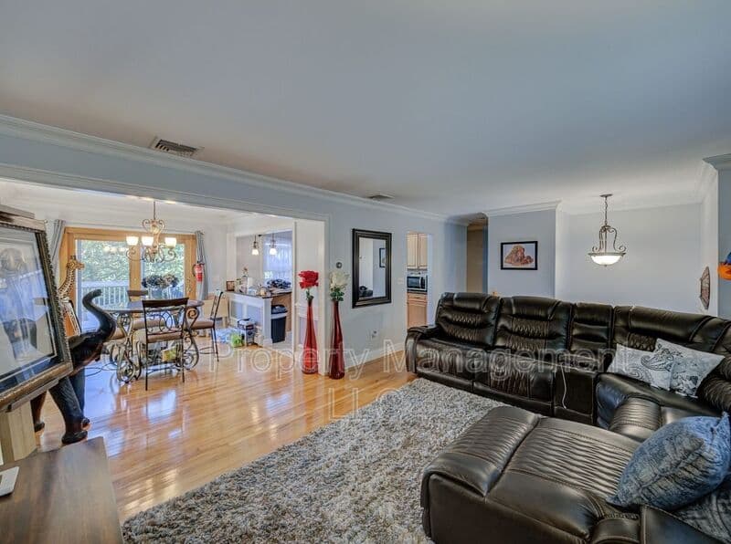 Bloomingdale House: 128 Reeve Ave