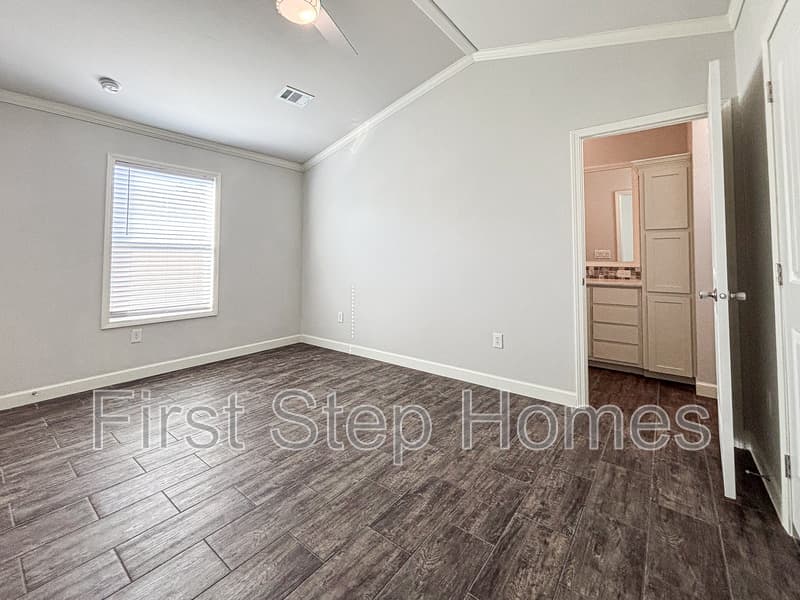 Tyler House: 121 Tres Cruces St