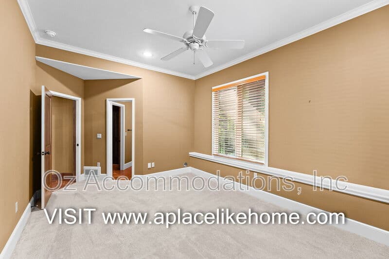 Loch Lloyd House: 16690 Country Club Ct