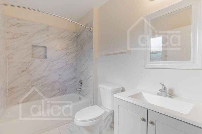 Riviera Beach House: 742 W 6th St
