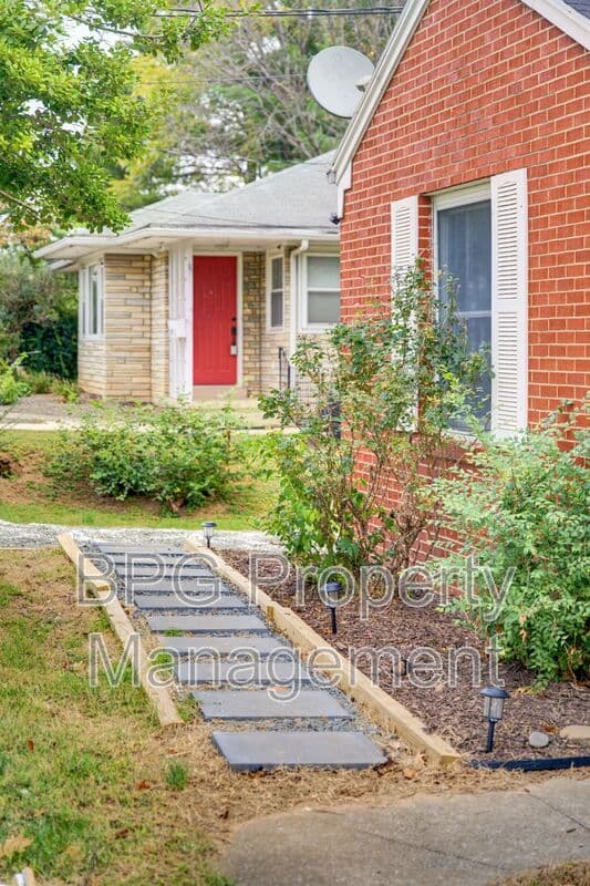 Woodstock Condo: 204 N Muhlenberg St