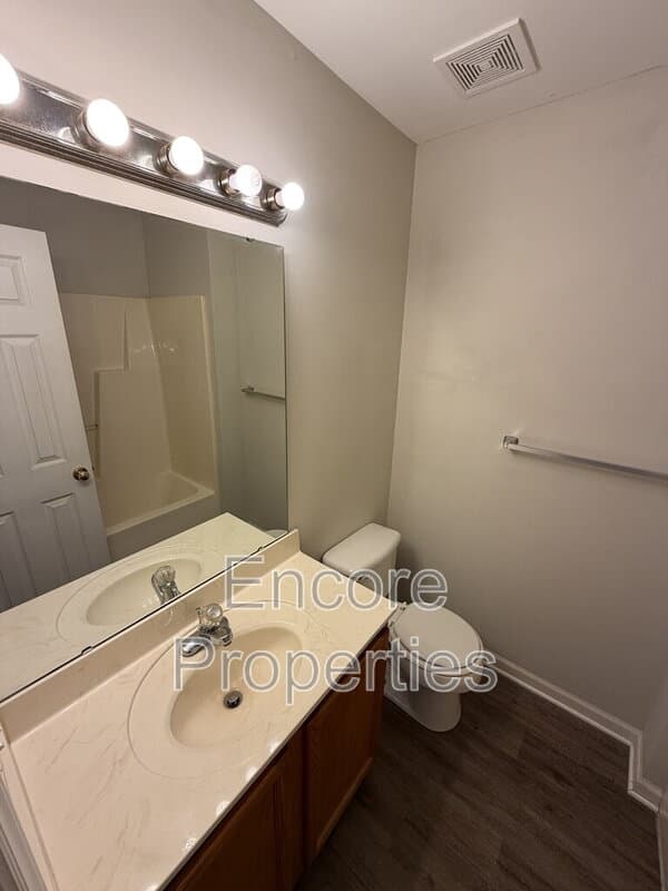 Raleigh House: 4727 Tanglewood Oaks St