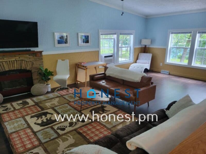 West Gardiner House: 107 Woodland Dr