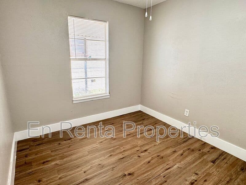 Ft Worth House: 716 W Broadus Ave.