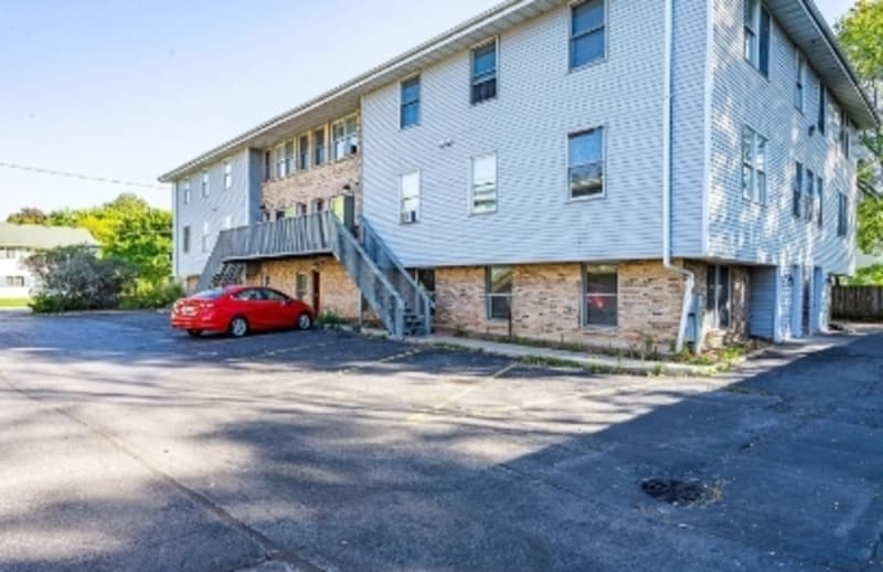 Oshkosh Condo: 825 Wisconsin Street - 1B