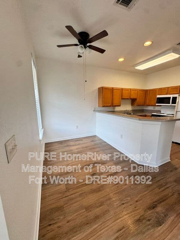 Grapevine Apartment: 400 Glade Road